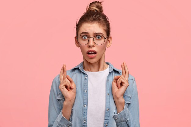 Mujer caucásica, llevando, camisa vaquera