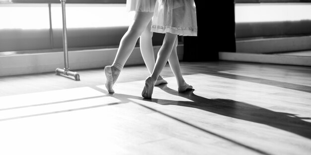 Una mujer caucásica y una niña practicando ballet