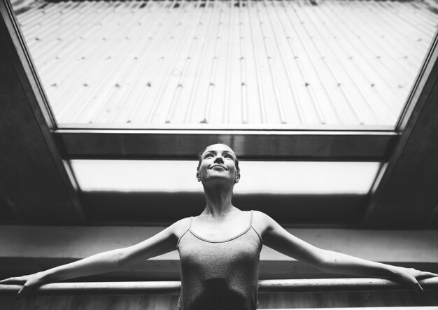 Una mujer caucásica y una niña practicando ballet.