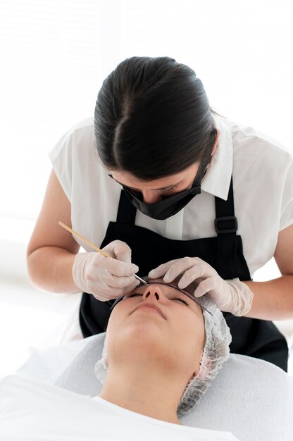 Mujer caucásica pasando por un procedimiento de microblading