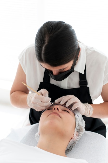 Mujer caucásica pasando por un procedimiento de microblading