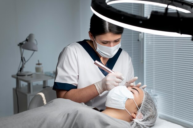 Mujer caucásica pasando por un tratamiento de microblading
