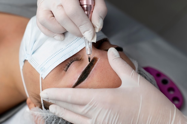 Mujer caucásica pasando por un tratamiento de microblading