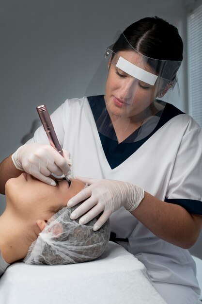 Mujer caucásica pasando por un tratamiento de microblading