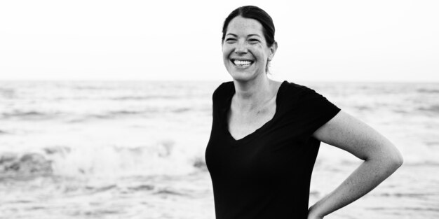 Mujer caucásica en la playa