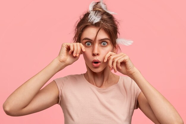 Mujer caucásica, con, plumas, en, pelo