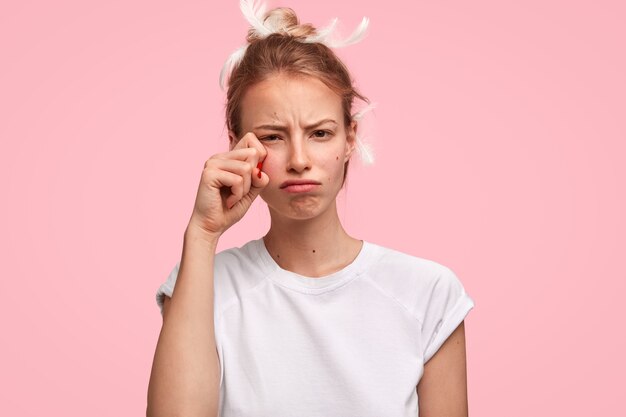 Mujer caucásica, con, plumas, en, pelo