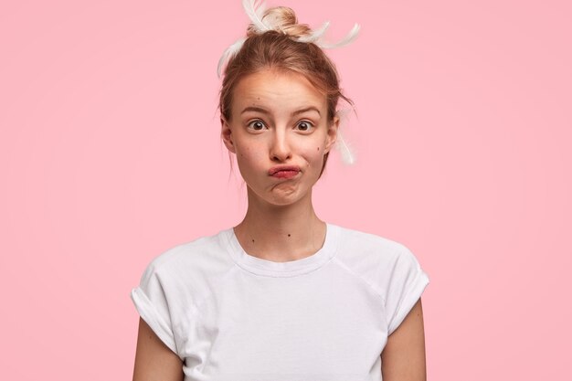 Mujer caucásica, con, plumas, en, pelo