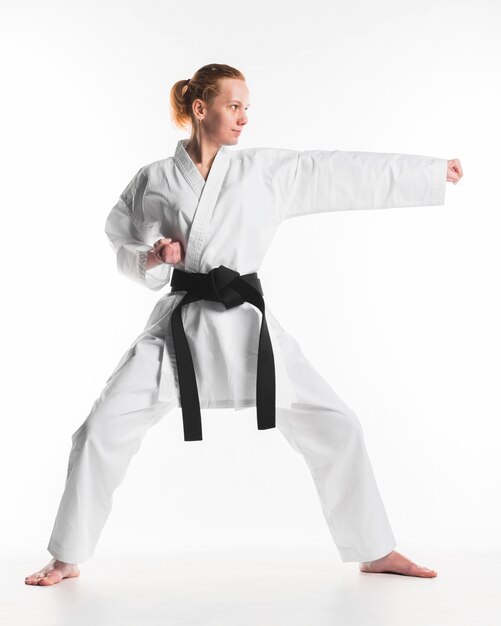 Mujer caucásica practicando karate