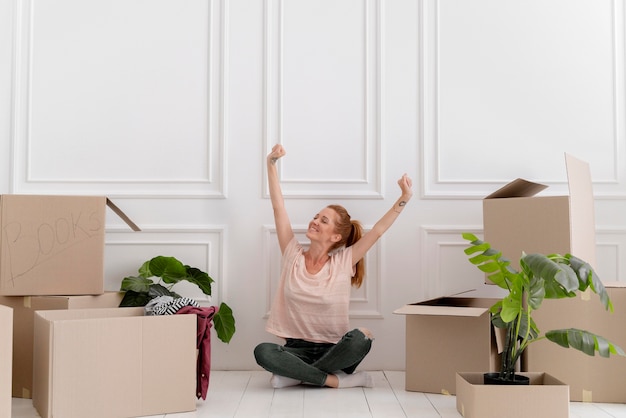 Foto gratuita mujer caucásica preparándose para mudarse a una nueva casa