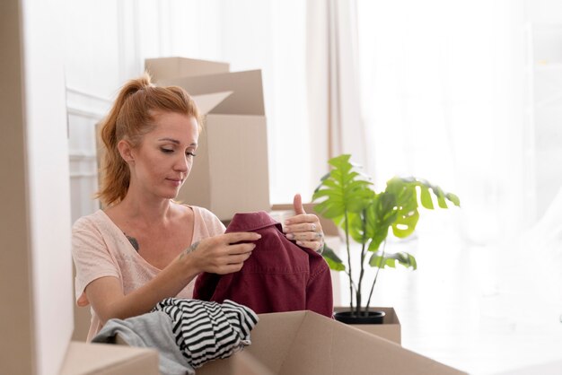 Mujer caucásica preparándose para mudarse a una nueva casa