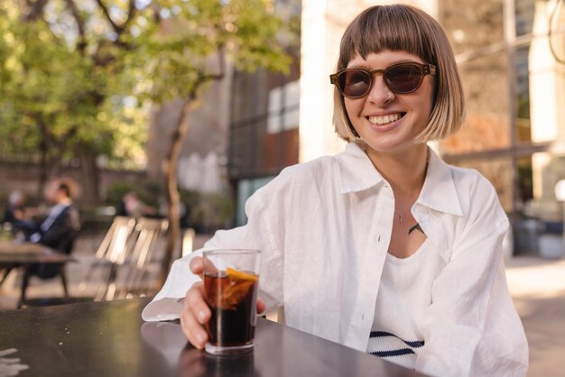 Mujer caucásica sonriendo a la cámara