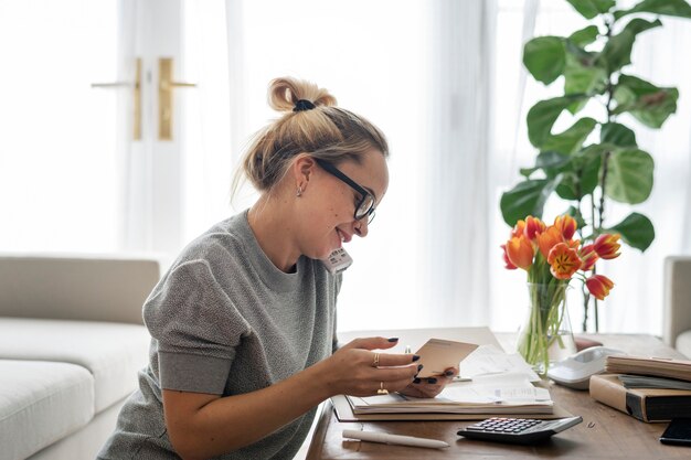 Mujer caucásica en el teléfono