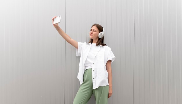 Mujer caucásica tomando un selfie con su smartphone