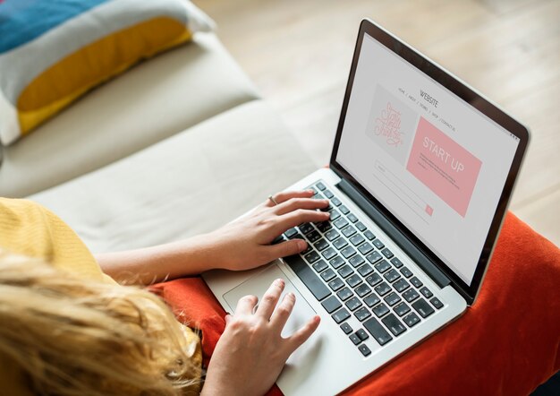 Mujer caucásica usando la computadora portátil