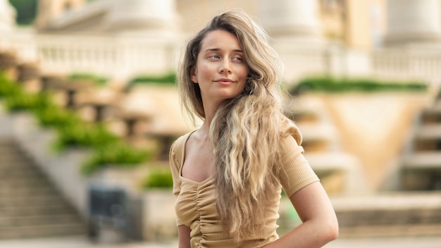 Mujer caucásica en vestido con vista de Barcelona al fondo, España