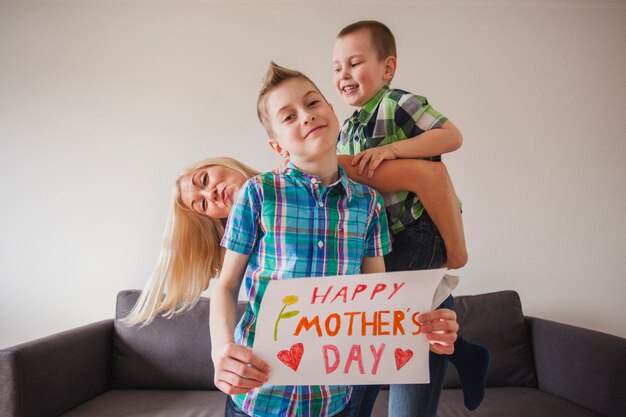 Mujer celebrando el día de la madre con sus hijos