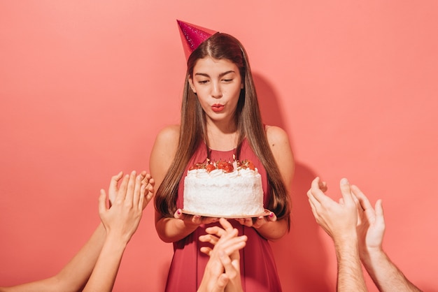 Mujer celebrando fiesta de cumpleaños