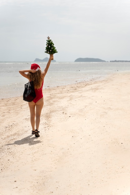 Mujer celebrando la navidad en julio