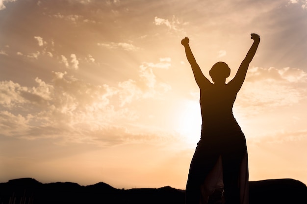 Foto gratuita mujer celebrando tras la sesión de yoga