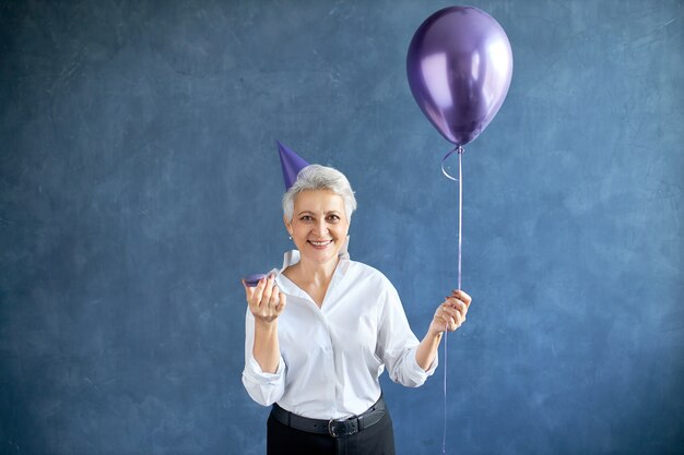Mujer celebrar cumpleaños con globo