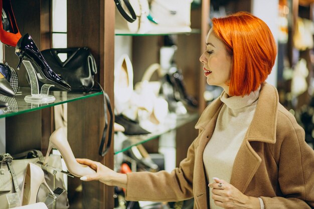 Mujer en el centro comercial en busca de un par de zapatos nuevos