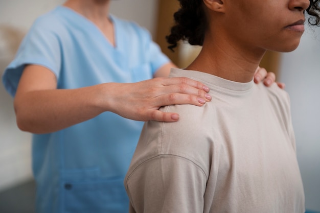 Foto gratuita mujer en un centro de rehabilitación recibiendo tratamiento