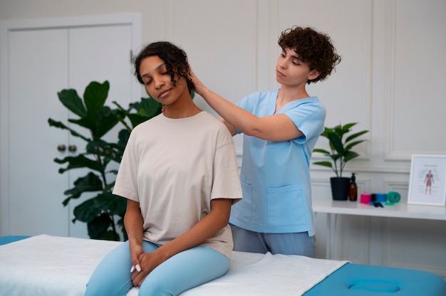 Mujer en un centro de rehabilitación recibiendo tratamiento