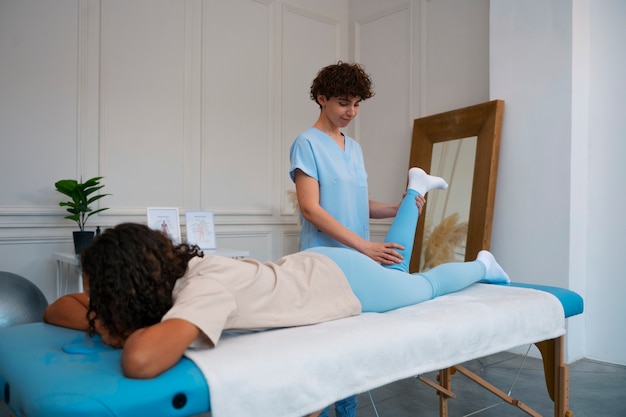 Foto gratuita mujer en un centro de rehabilitación recibiendo tratamiento