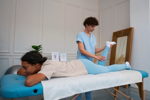 Foto gratuita mujer en un centro de rehabilitación recibiendo tratamiento