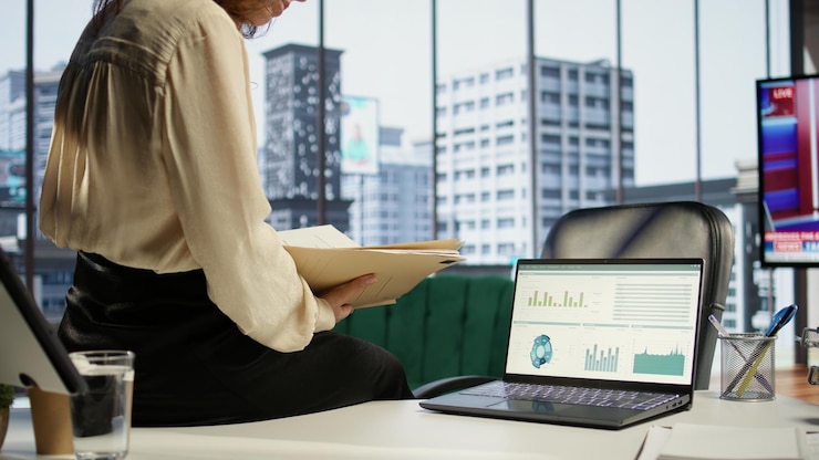 Foto gratuito mujer ceo ambiciosa trabajando en su moderna oficina corporativa