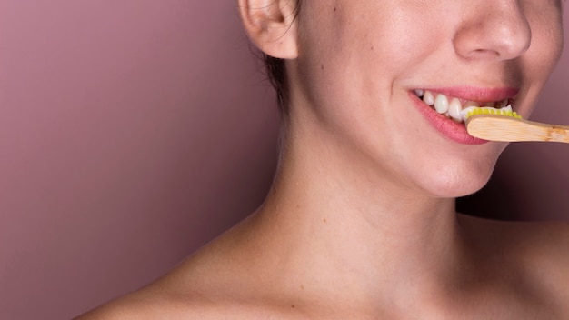 Mujer, cepillarse los dientes, primer plano