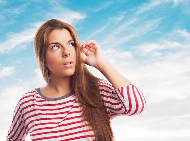 Foto gratuita mujer cepillarse el pelo en el pensamiento