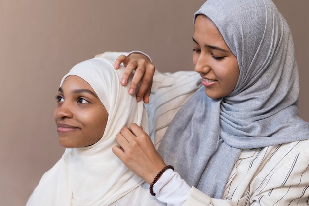 Mujer de cerca arreglando el hijab