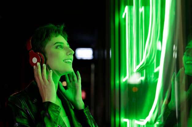 Mujer de cerca con auriculares