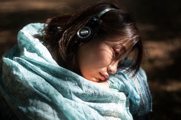 Mujer de cerca con auriculares