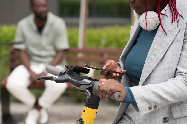 Mujer de cerca con auriculares