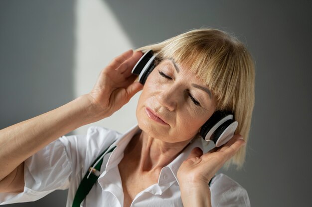 Mujer de cerca con auriculares