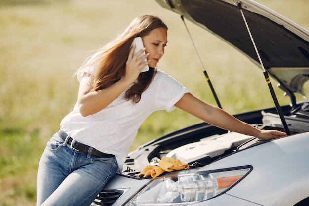 Mujer cerca de un auto roto pide ayuda