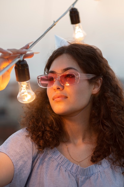 Foto gratuita mujer de cerca con bombillas