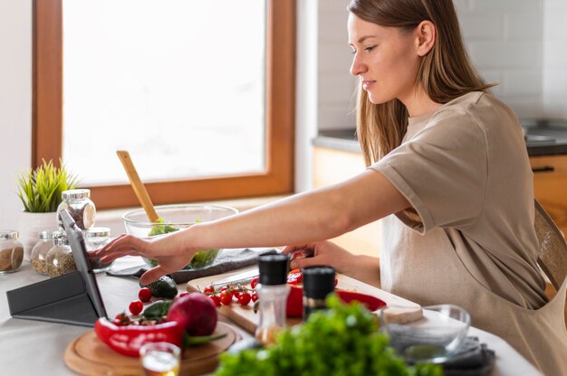 Mujer de cerca en la cocina