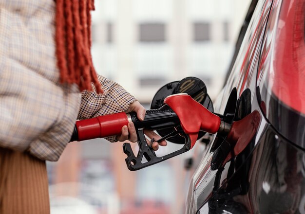 Mujer de cerca en la gasolinera