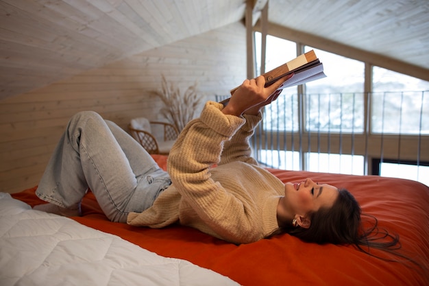 Mujer de cerca leyendo y relajándose