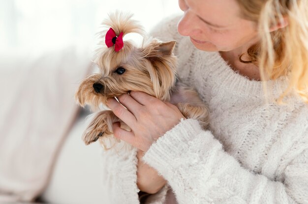 Mujer de cerca con linda mascota