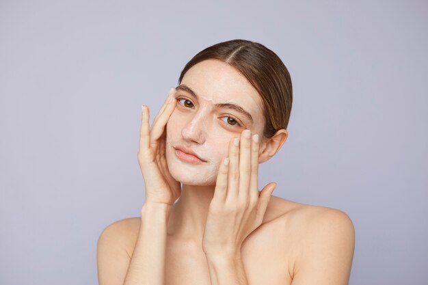 Mujer de cerca con mascarilla facial