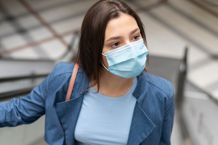 Foto gratuito mujer de cerca con mascarilla