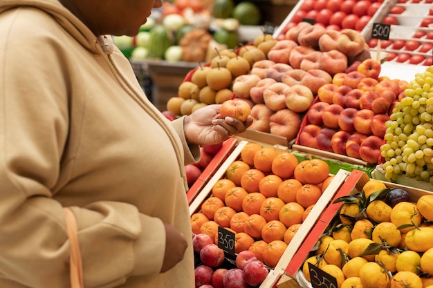 Mujer de cerca en el mercado