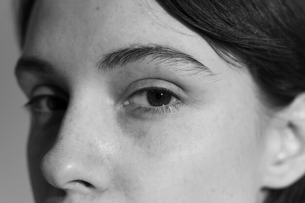 Mujer de cerca con los ojos abiertos en blanco y negro