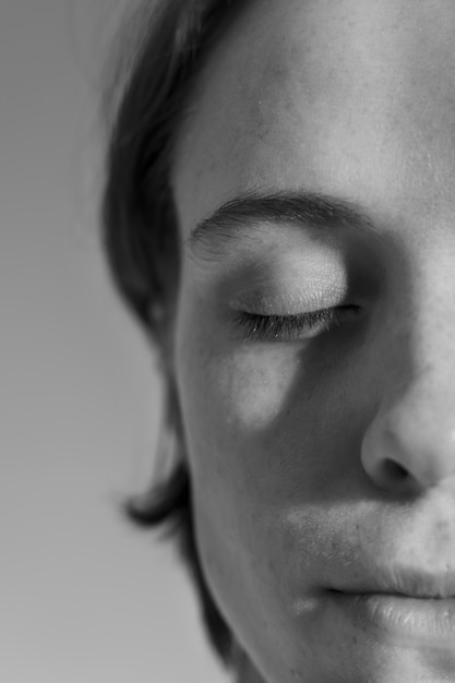 Mujer de cerca con los ojos cerrados en blanco y negro