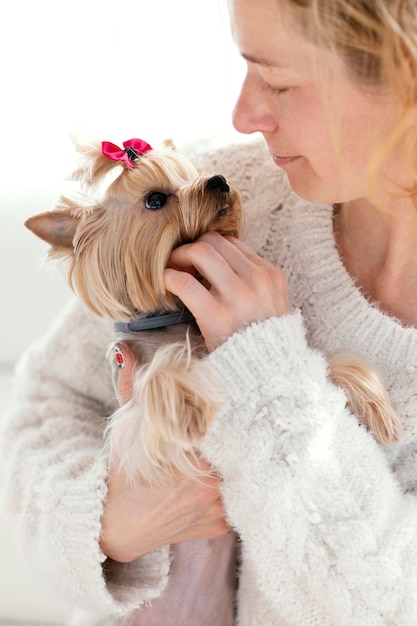 Mujer de cerca con perro lindo